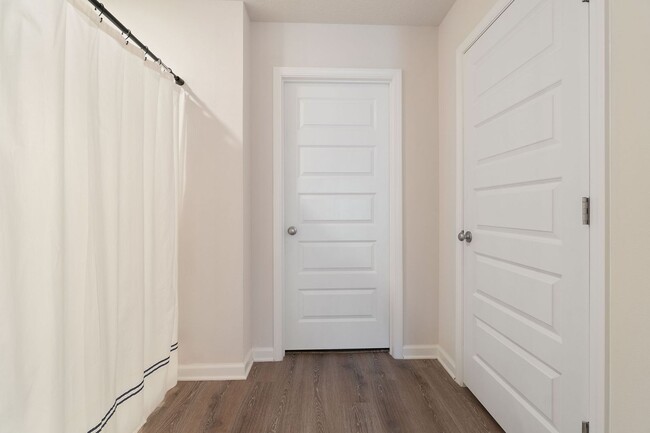 Building Photo - Gorgeous and Spacious 5/3 Home with Commun...