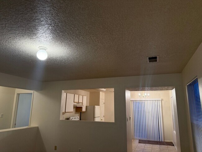 Building Photo - 3BR, 2BA, 2CG