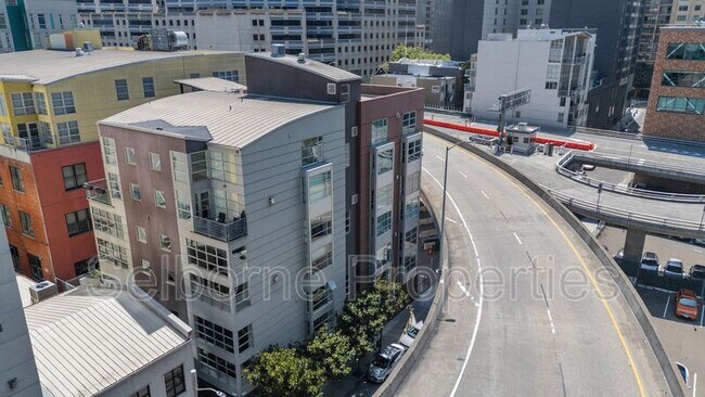 Building Photo - 33 Clementina St