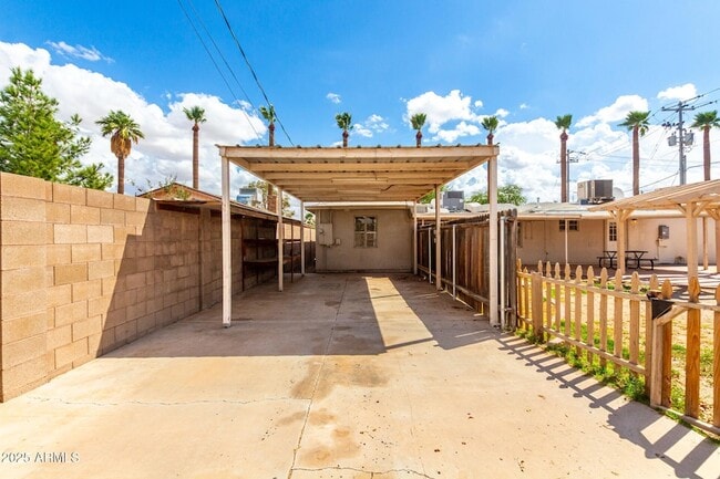 Building Photo - 809 N Gilbert Ave