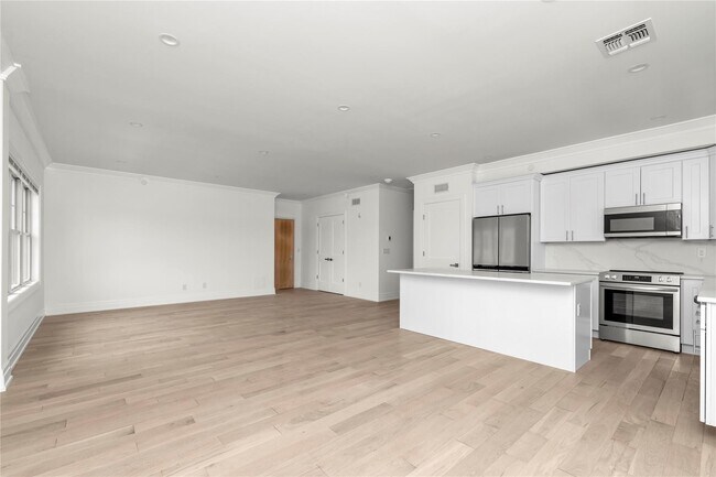 Building Photo - 22 Sagamore Hill Dr