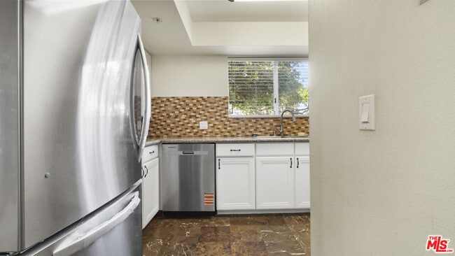 Building Photo - 420 Riverdale Dr