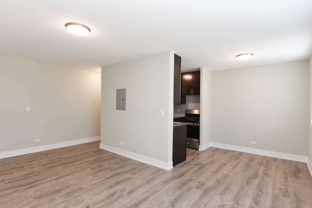 Building Photo - 535 W Surf St