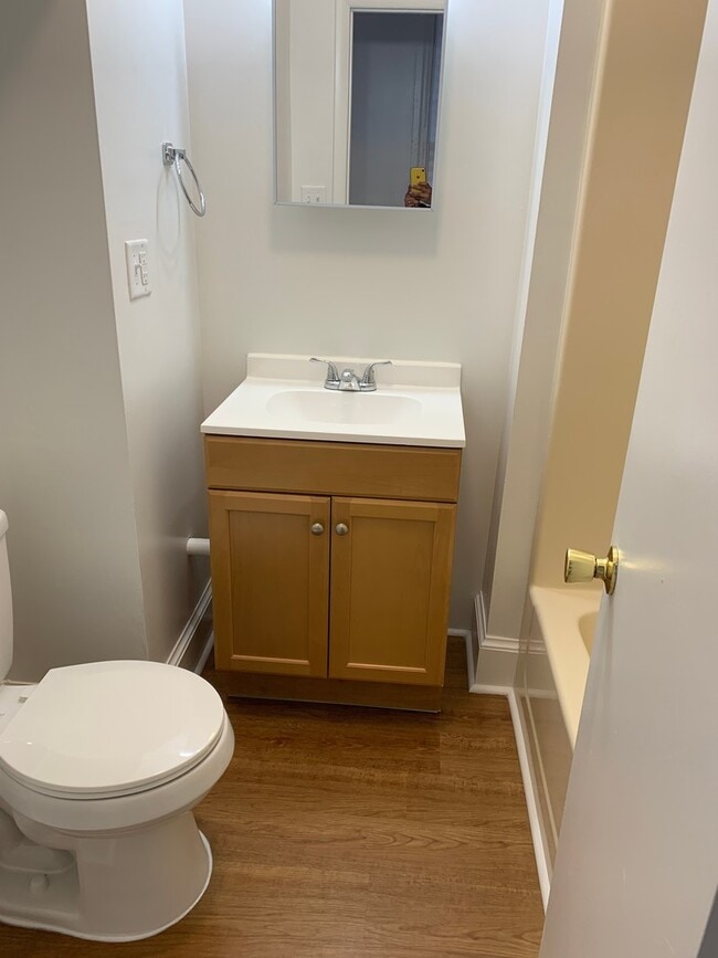 Building Photo - 1st Floor 1 Bedroom Apartment with Yard/Pa...