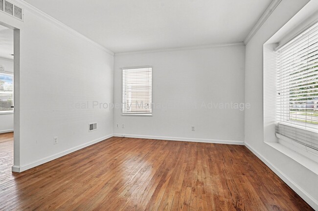 Building Photo - Mid-Century Style with Modern Comforts, Cl...