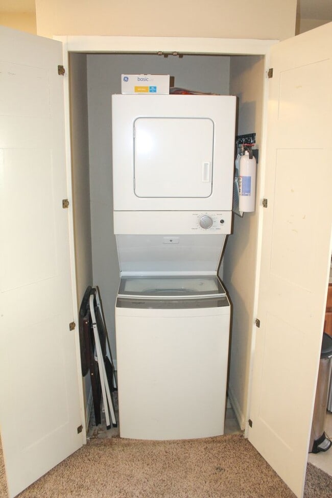 Building Photo - MOVE IN MAY-Water & electricity included 1x1 above garage apartment!! Full kitchen & bathroom!! W...