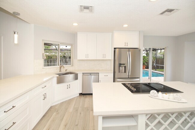Building Photo - 896 Rose Ct