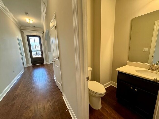 Building Photo - Look and Lease