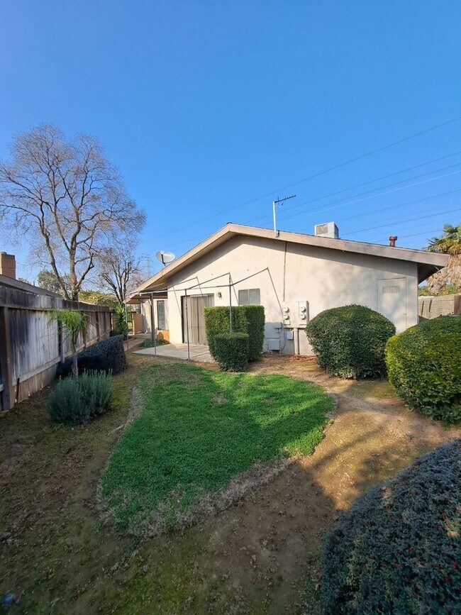 Building Photo - 4593 N Emerson Ave