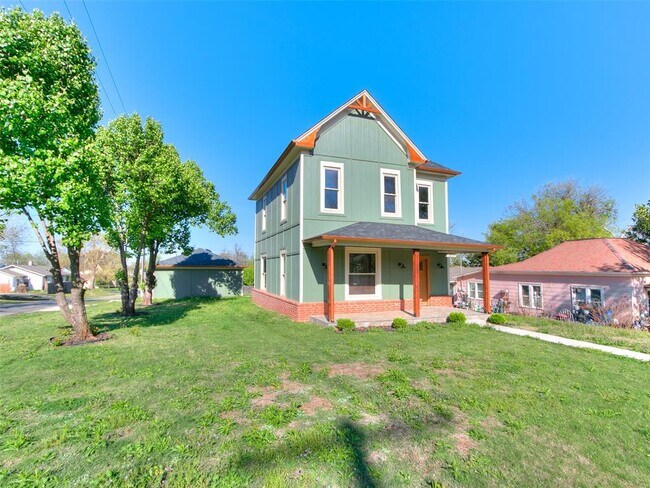 Building Photo - 801 N Ash St