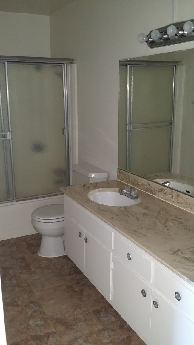 2 Bathrooms - 2012 Ruhland Ave