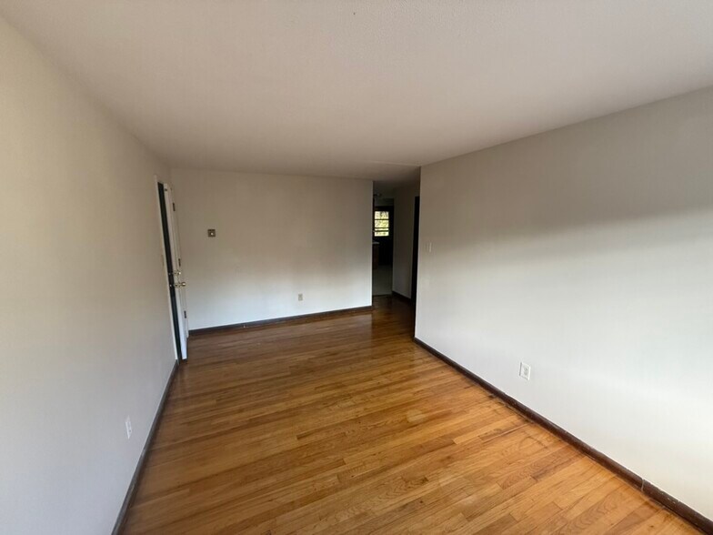 Building Photo - 372 Park St