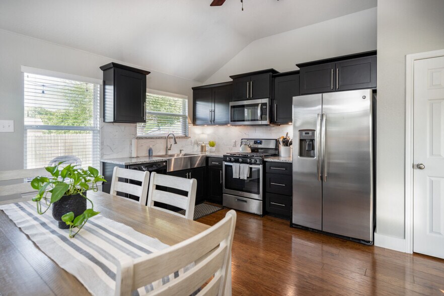 Building Photo - 1031 Fallbrook Loop