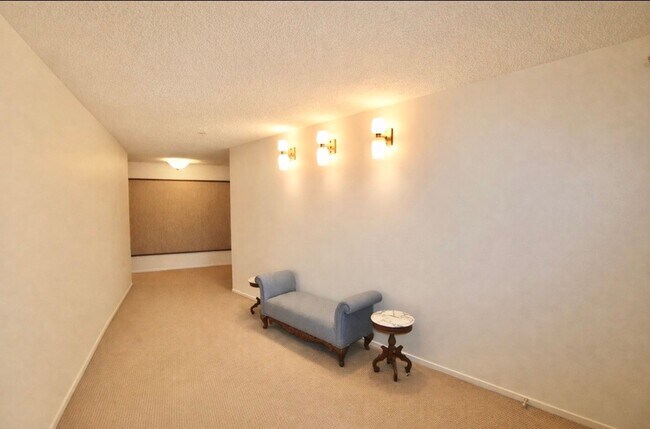 Building Photo - Spacious One Plus Bedroom Condominum off Broadway Terrace