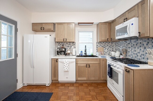 Building Photo - 3 BED 1 BATH SINGLE FAMILY HOME IN BEAUTIFUL LAKEWOOD!