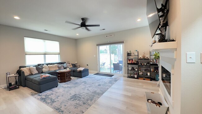 Building Photo - Modern 4-Bedroom Virginia Beach Home Near Town Center!