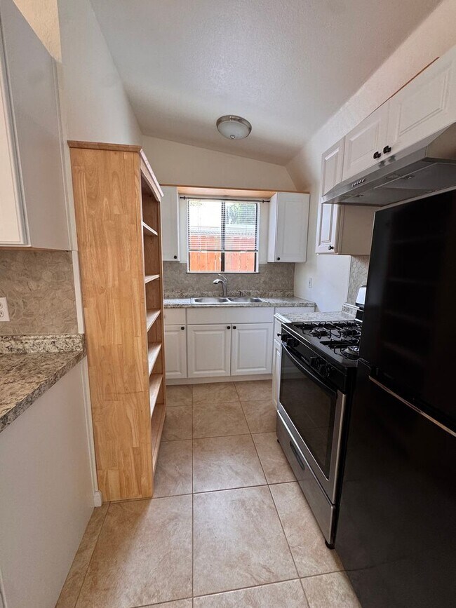 Building Photo - 231 Foresthill Ave