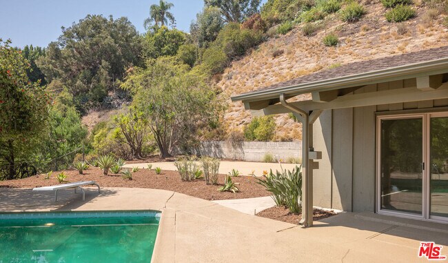 Building Photo - 1365 N Wetherly Dr
