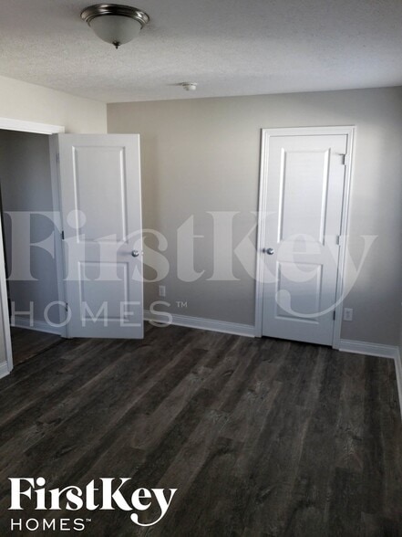 Building Photo - 1527 W Quail Run Dr