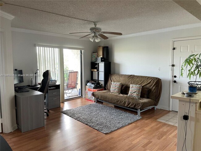 Primary Photo - 450 Palm Cir W