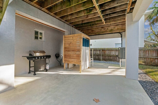 Building Photo - 11 Comares Ave S