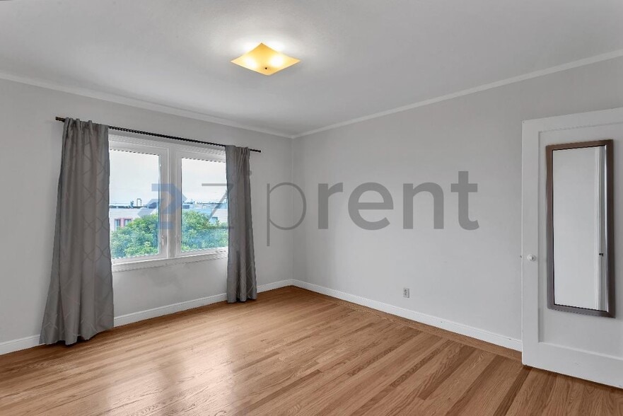 Building Photo - Unit