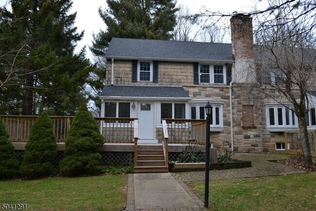 Building Photo - 3 Meadow Dr