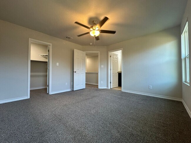 Building Photo - Town home for rent