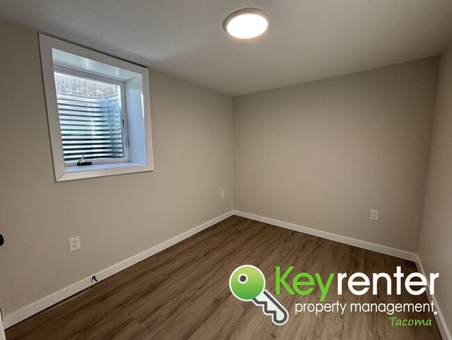 Building Photo - One of a Kind Multi-level Home in Tacoma!