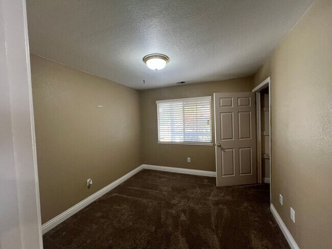 Building Photo - 4-bedroom single story home in Turlock!