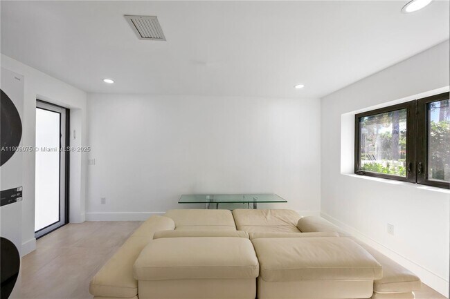 Building Photo - 1141 Hollywood Blvd