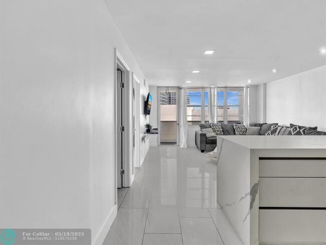 Building Photo - 3725 S Ocean Dr
