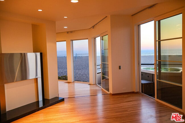 Building Photo - 3505 Ocean Front Walk