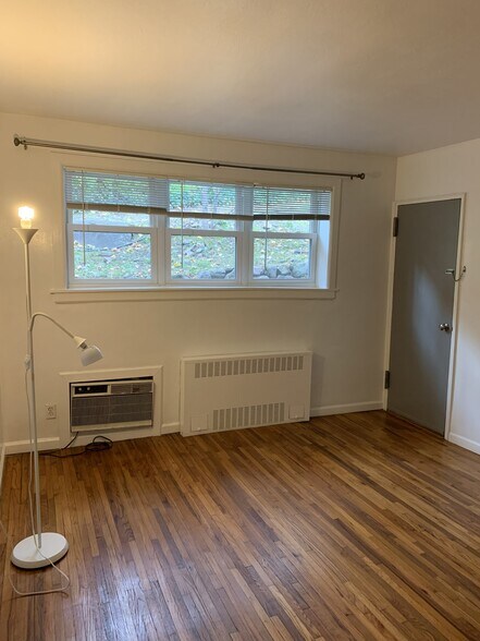 Building Photo - 11 Bedford Ave