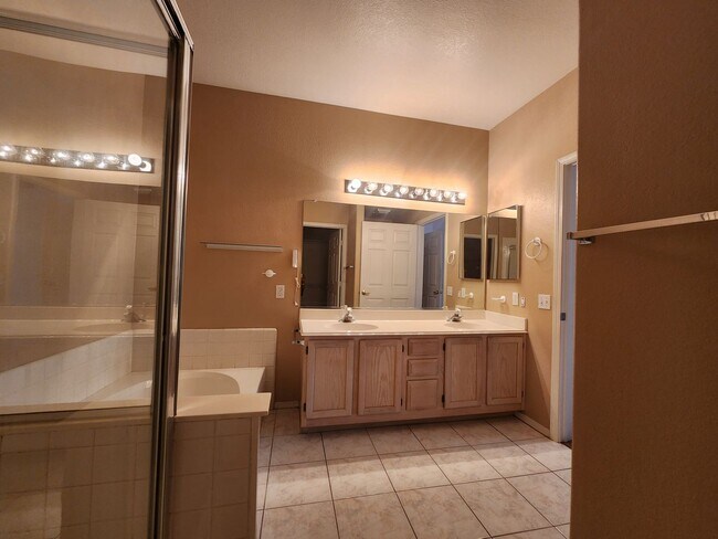Building Photo - Fabulous First Floor Condo!