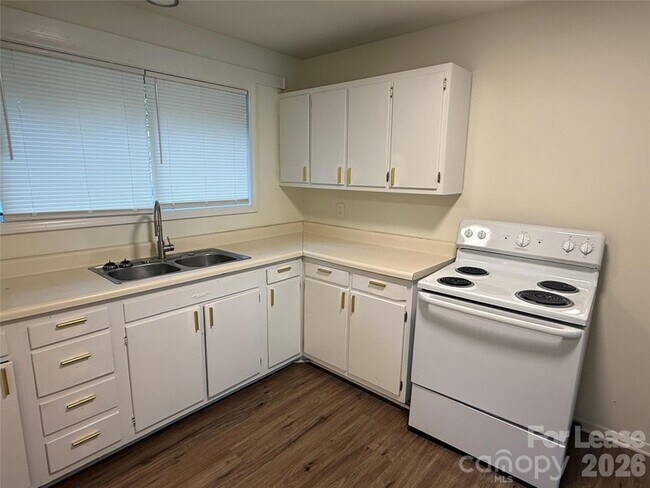Building Photo - 544 Blendwood Dr