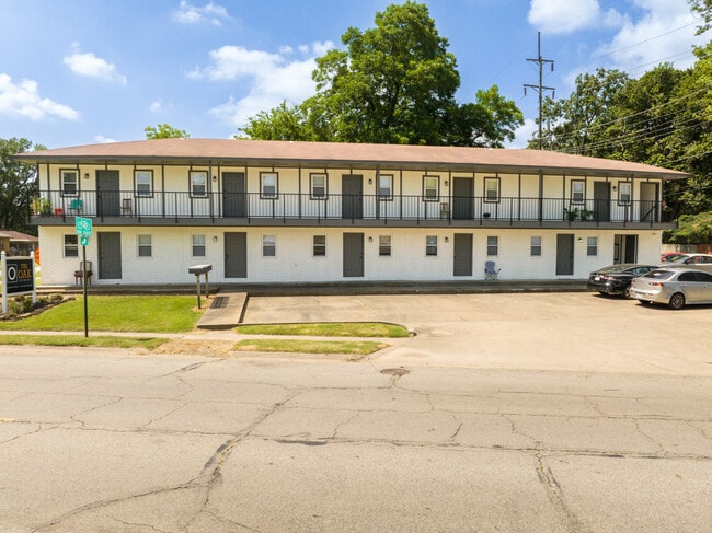 Building Photo - The Oak: 1 & 2 Bedroom Apartments