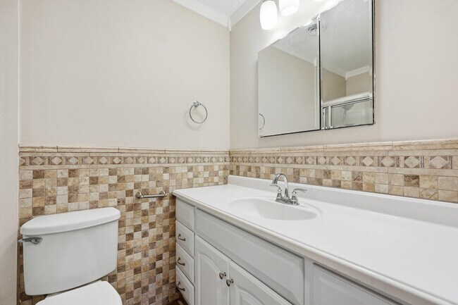 Building Photo - 338 Coral Dr SW