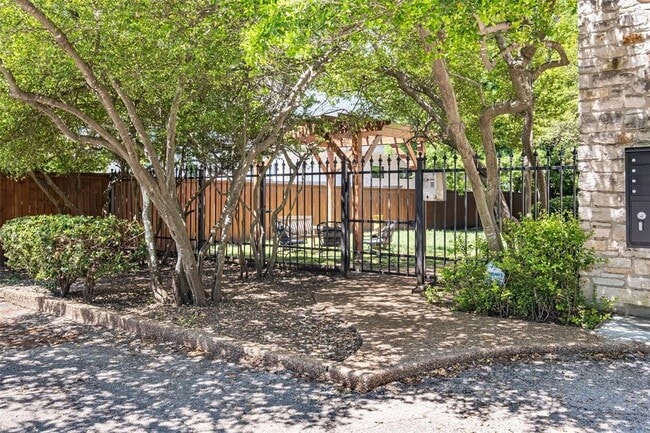 Building Photo - 5602 Woodrow Ave