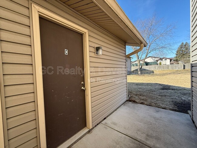 Building Photo - 5850 Fresno Ct