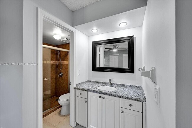Building Photo - 906 Twin Lakes Dr
