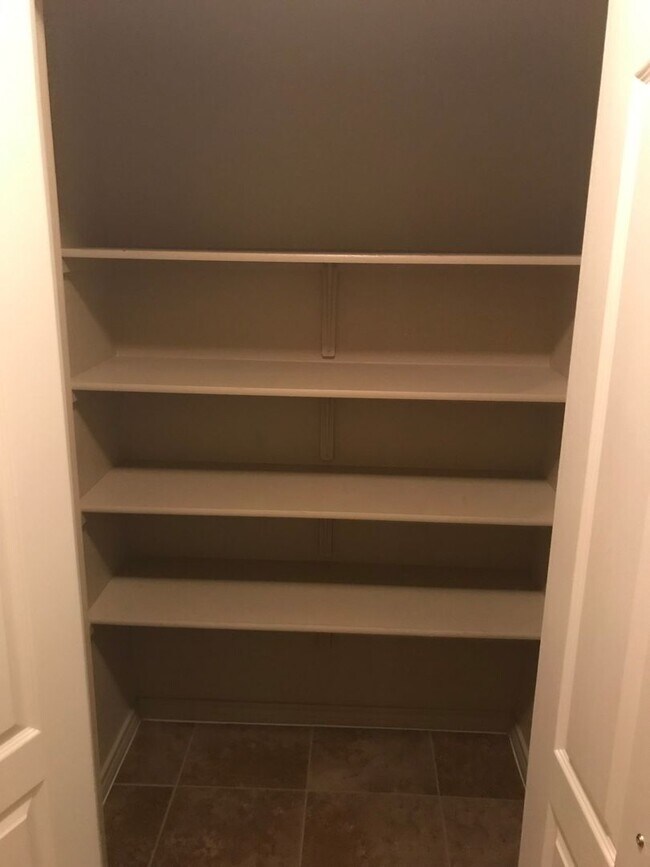 Building Photo - 3 bedroom 2 bath Duplex Text 302-231-7228 for more info