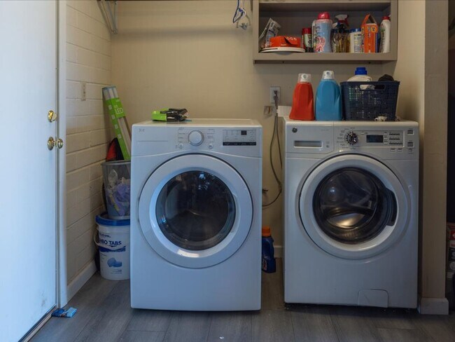 Building Photo - 1 Bedroom 1 Bathroom FULLY FURNISHED! COMM...