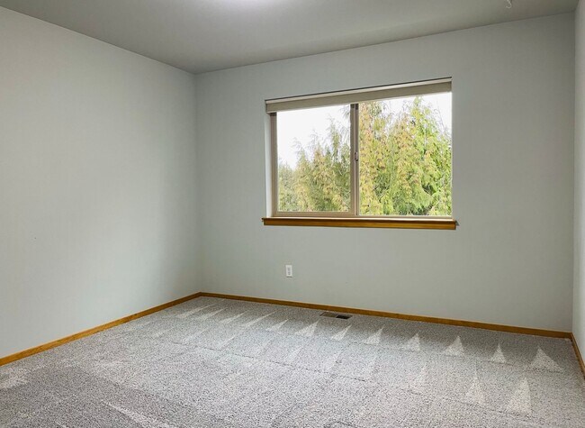 Building Photo - In town Poulsbo...close to everything! Bri...