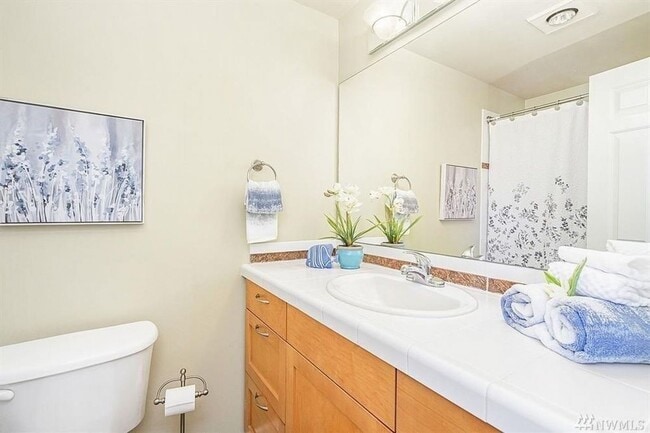 Building Photo - Fantastic Queen Anne Townhome
