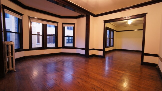 Building Photo - 2418-2428 N Sawyer Ave