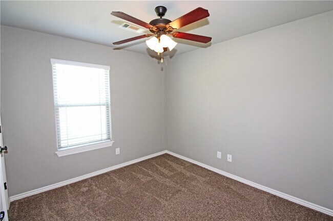 Building Photo - 902 SW Caprington St