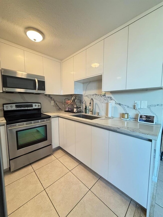 Building Photo - 9350 Fontainebleau Blvd