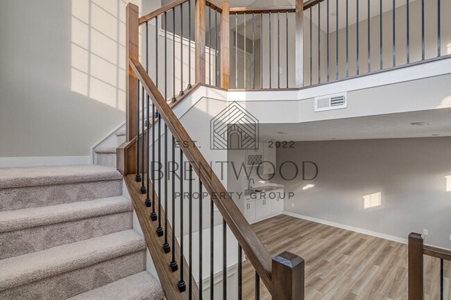 Building Photo - Move-In Ready Modern Townhome in Sought-Af...