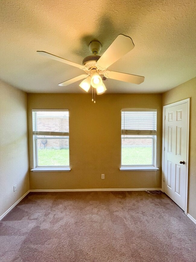Building Photo - Available NOW!!!! Open floor plan features...